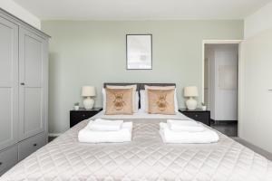 21st Floor Canary Wharf Gem with Private Balcony