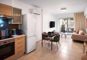 Modern 2BR Apt with Pool & Balcony in Kiti