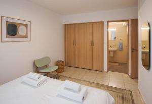 Modern 2BR Apt with Pool & Balcony in Kiti
