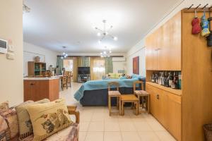 Athenian Harmony - Spacious Apt near Metro