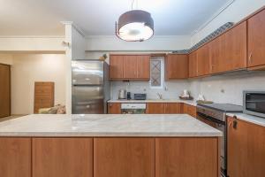 Athenian Harmony - Spacious Apt near Metro