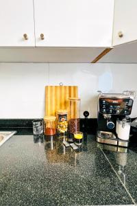 Cozy Modern Apt 10 Min to beach