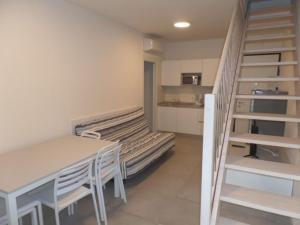 Modern duplex with whirlpool, pool and AC