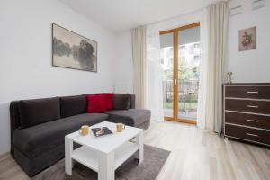 Modern Apartment with a Garden and a Workspace in Wola by Noclegi Renters