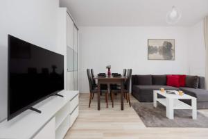 Modern Apartment with a Garden and a Workspace in Wola by Noclegi Renters