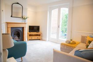 Honey pot house by Sheppey Stays - Charming 3-Bedroom Maidstone Cottage - Parking for 3 Vehicles - Garden - Ideal for Families & Contractors