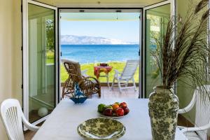 Luxury Beachfront Villa Poseidon Artemisiou Παραθαλάσσια Βίλα στην βόρεια Εύβοια για φιλοξενία 9 ατόμων