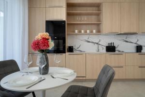 Old Town River Apartaments with Balcony & Parking Wrocław by Noclegi Renters