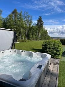 Atmospheric cabin trailer with a sea view