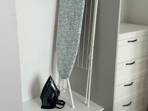 Scandi Apartment with parking near Airport by OhMyHome