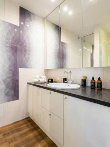 Golden Apartments Warsaw - Elegant Stay, Podwale Street