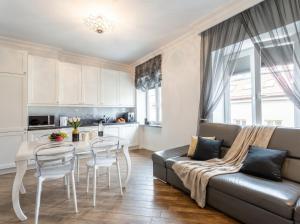 Golden Apartments Warsaw - Elegant Stay, Podwale Street