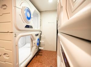 Just Hostel Capsules Alicante - FREE Towels & Luggage Storage - Near Railway