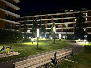 Modern Apt with Balcony, Fast Wi-Fi & Garage
