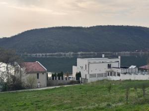 Lake Hill House
