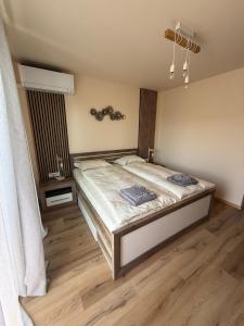 The Hive - Lake view studio
