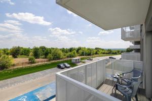 Cozy Apartment with a Balcony and Parking by Noclegi Renters
