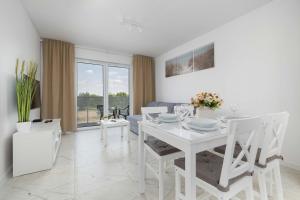 Cozy Apartment with a Balcony and Parking by Noclegi Renters