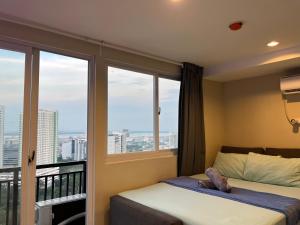 Sea View Studio near Ayala Mall with Pool and Fast WiFi