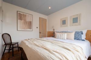 The Retreat, Waterfront & Log Burner