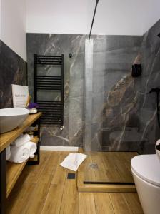 Julia Apartments Decebal - new, central, train station, park, self check-in