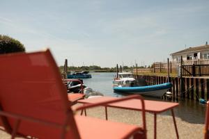 The Retreat, Waterfront & Log Burner