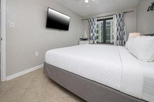 Island Winds East 610 condo