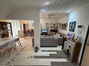 Modern duplex with calm private gardn near airport