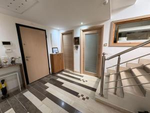 Modern duplex with calm private gardn near airport