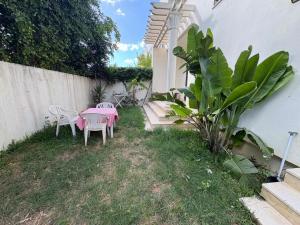 Modern duplex with calm private gardn near airport
