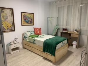 Habitación privada ventilada cerca de buses trenes y centro