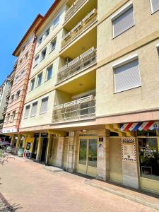Downtown Apartment with terrace at Gozsdu with Garage