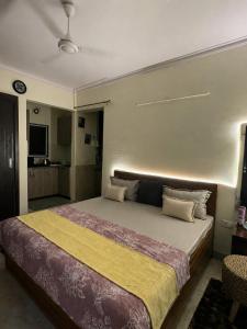 Balcony Studio near Max Hospital &Citywalk
