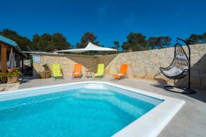 Quiet retreat house with pool garden and sea view