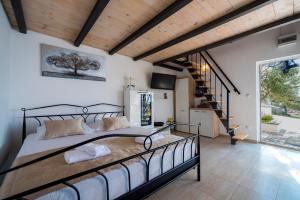 Quiet retreat house with pool garden and sea view