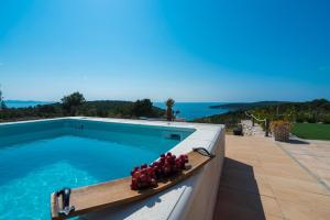 Quiet retreat house with pool garden and sea view