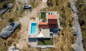 Quiet retreat house with pool garden and sea view