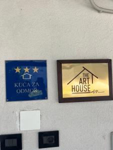 Holiday House ART