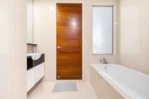 Marc Residence by Blueground KUL-20