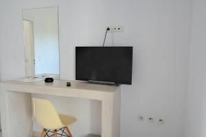 1-Bed Apt at hotel Near Perivolos black beach