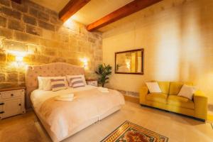 Authentic Xagħra Farmhouse with Private Pool