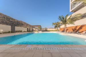 Amplia Suite Moderna con balcón cerca al mar