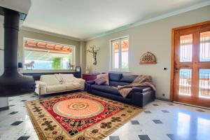 Villa con Piscina, Ac nelle 2 camere da letto, Palestra e vista su mare e monti
