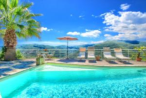 Villa con Piscina, Ac nelle 2 camere da letto, Palestra e vista su mare e monti