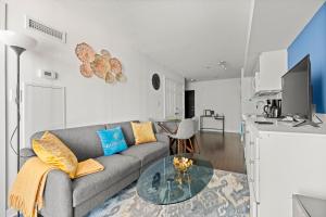City and Lake View 1 Bedroom & Den Condo Iceboat Terrace Downtown Toronto
