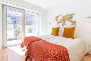 Coastal Bliss Stylish 2BR Apartment by LovelyStay