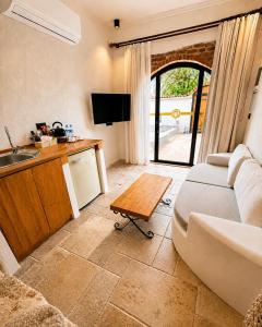 Adyton Guest House