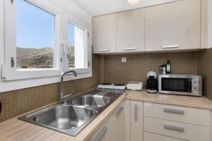 Red Beach Harmony suites Modestos
