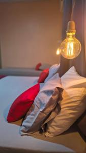 Apartamento com cama king size e cozinha completa