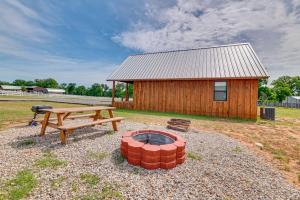 Walk to Lake Granbury! Serene Blue Iris Cabin
